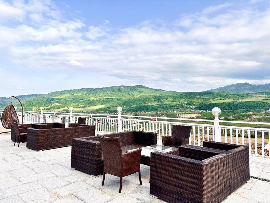 مسبح داخلي بإطلالة